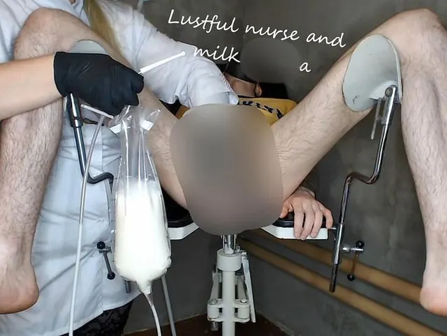 Milcheinlauf von lustvoller Krankenschwester