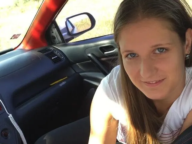 Jennifer ist geil im Auto