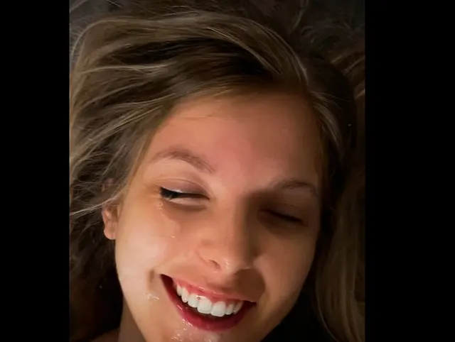 Sein Schwanz ist so groß wie mein Gesicht, er verdient es, darauf zu kommen