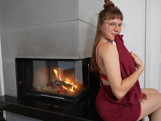 UNCUT - Heiß und spritzig beim Kamin Squirt !!