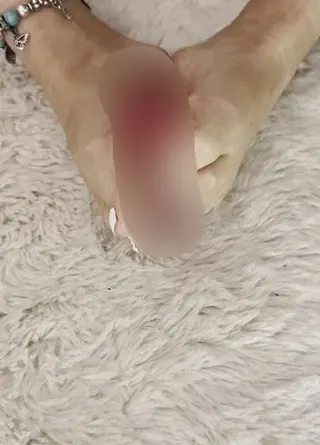Mega sexy Füßchen verwöhnen roten Vibrator Nahaufnahme 4k