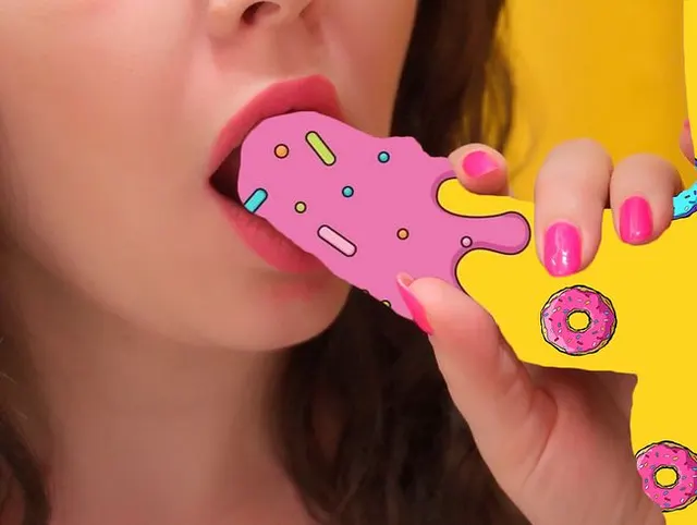 Schulmädchen gibt Blowjob in Nahaufnahme Oraler Creampie Sperma im Mund