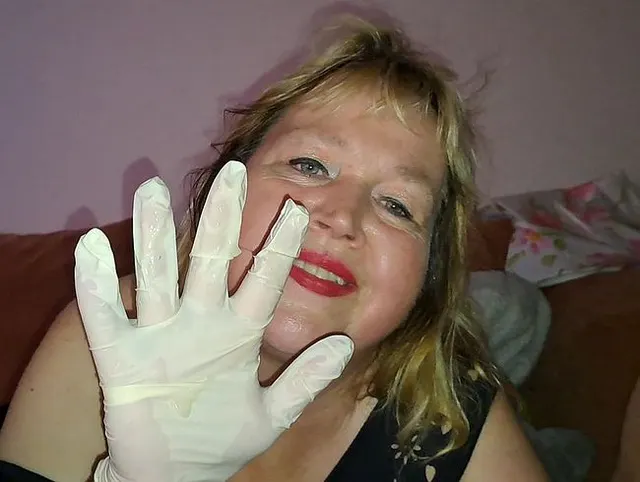 Handjob mit Latex- Handschuh