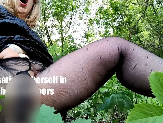 MILF befriedigt sich draußen in Strumpfhosen