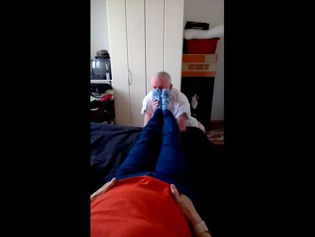 Sexy Nylonfüsse der Oma am Nachmittag