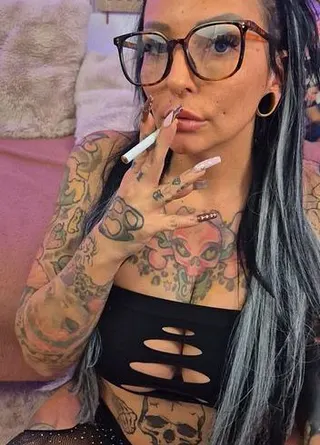 HOT Smoking Blowjob an Dildo geil versaut extra feucht und mit Brille