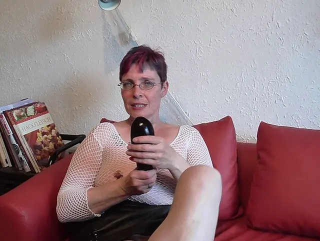 Hab mit einer Aubergine und der Faust meine Fotze gedehnt