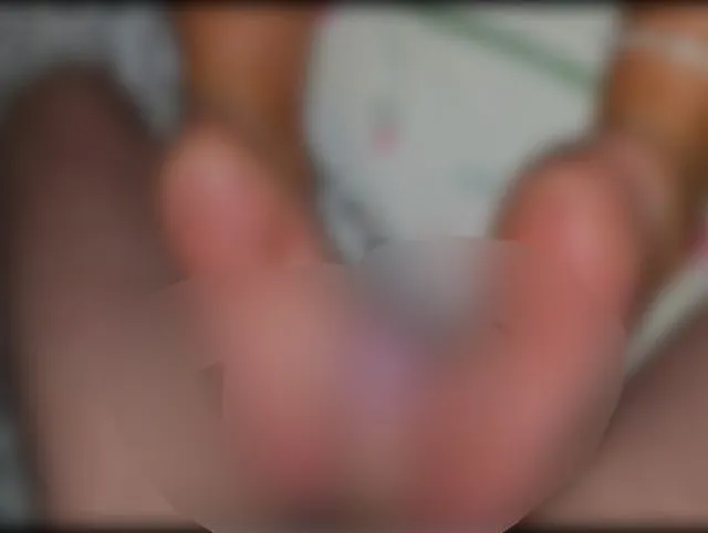 Reinige meine schmutzigen Sohlen mit Sperma
