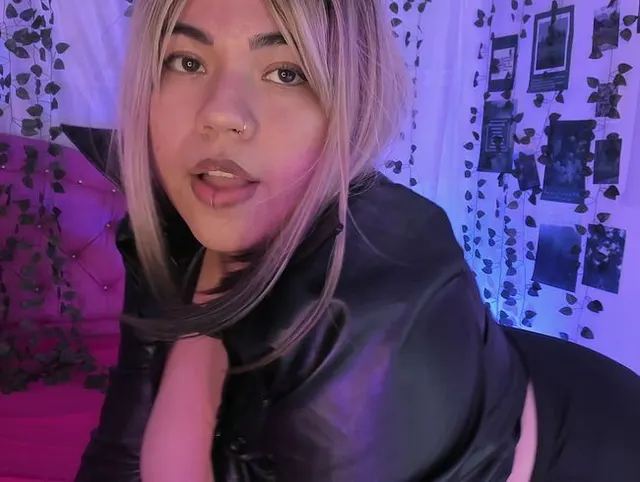 sexy Blondine und ihr Lederanzug
