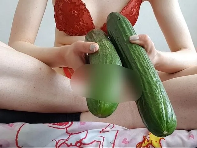 Gurke in meine enge Pussy geschoben?
