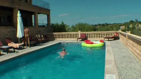 Gruppensex im Urlaub! Das geilste Hotel auf Malle!