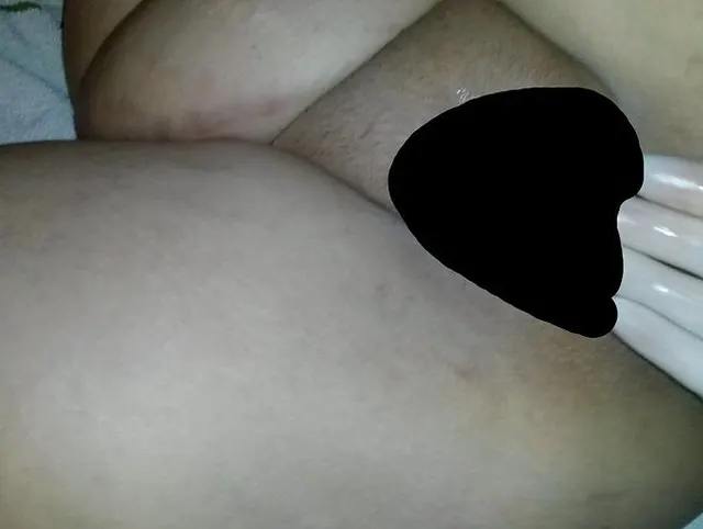 Fisting mit latexhandschuh während livecam