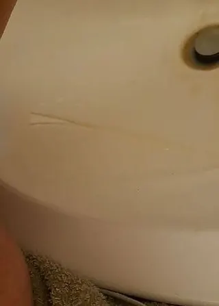 Ich Pisse einfach mal in das Waschbecken..........