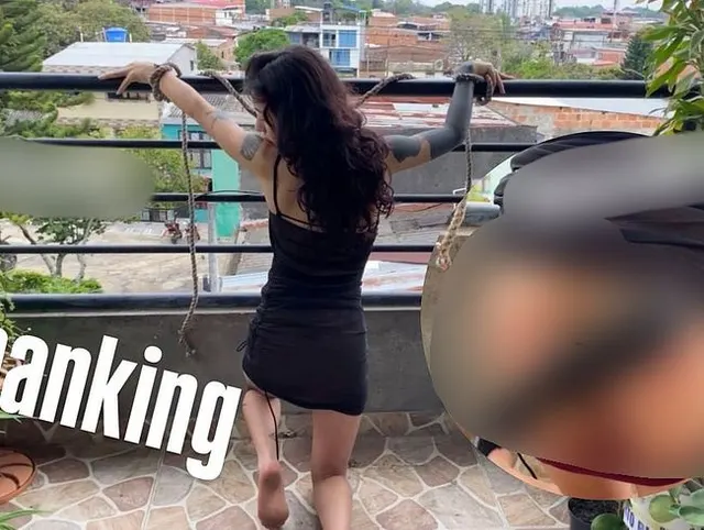 FESSEL MICH UND PEITSCHE MICH auf dem ÖFFENTLICHEN BALKON vor den Augen aller meiner Nachbarn