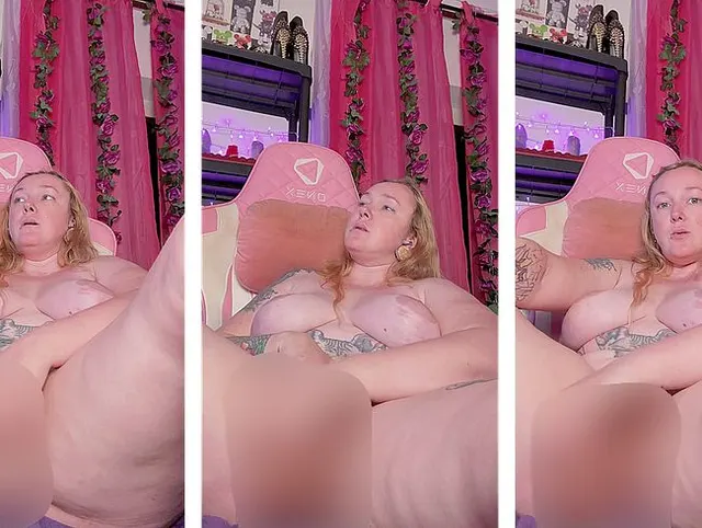 Pussyspiel mit Dildo auf dem Stuhl