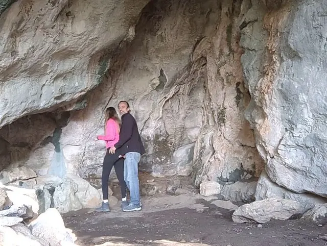 In einer berühmten Höhle gefickt bis zum Creampie