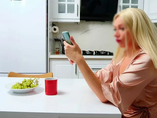 Küchen-Cuckold-Anruf: Bulle bekommt Deepthroat, Titfuck und Sperma im Mund, während Ehefrau mit Ehemann chattet
