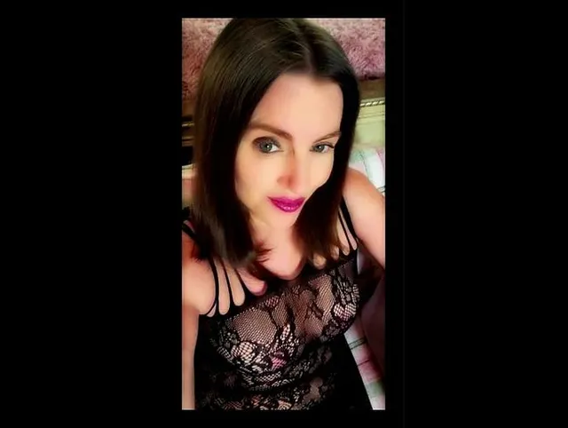 Sexy schwarze Riemchen-Dessous-Masturbation