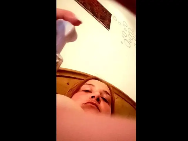 Fickfetzen pumpt sich ihre Fotze und Nippel auf