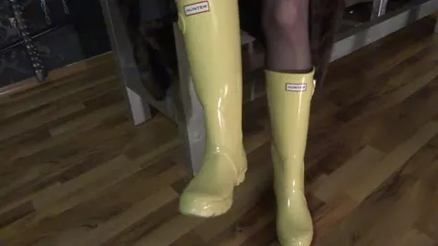 Pelzmantel und Gummistiefel