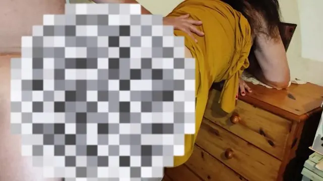 Geschiedene, bettelnde MILF Frau stöhnt laut und bittet darum, in den Arsch gefickt zu werden