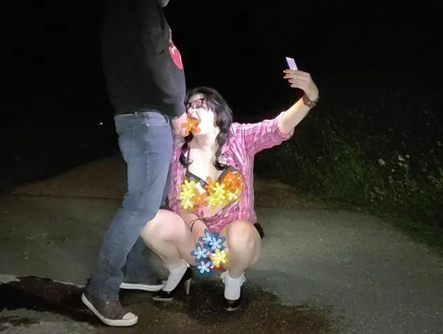 Sexy reife MILF in aufgeknöpftem Hemd und hochgezogenem Rock pinkelt und wird auf ihre Kleidung gepisst