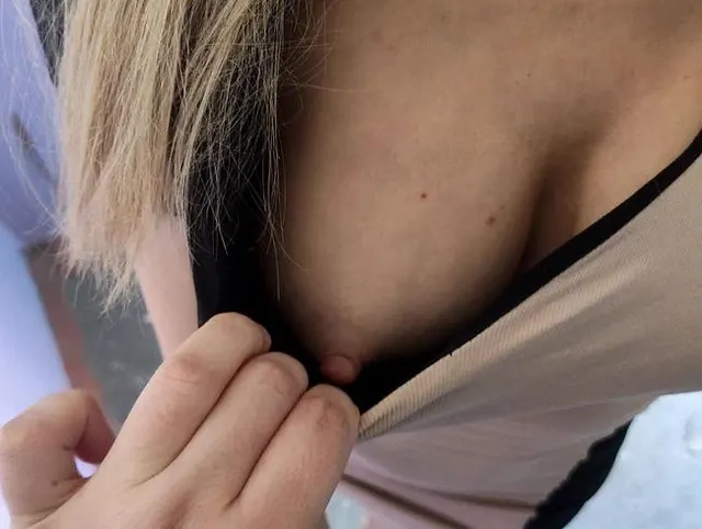 Geiles Mädchen saugt Schwanz in Veranda - draußen ficken 3