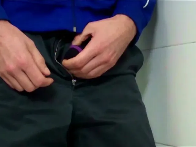 Geile Kerl Wichst Auf Der Öffentlichen Toilette
