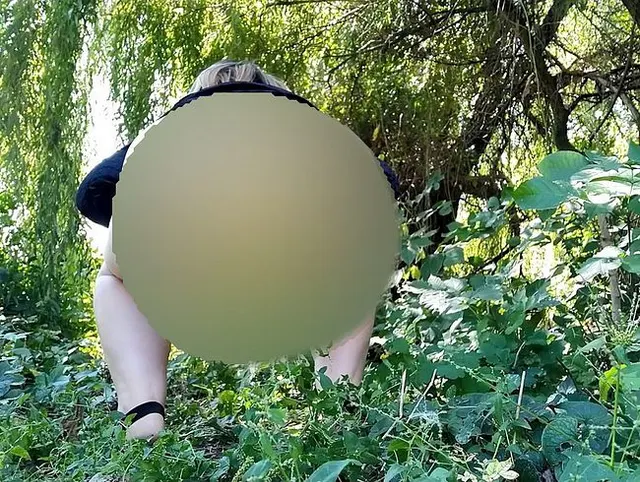 Kraftvoller Urinstrahl der russischen stiefMutter im Freien