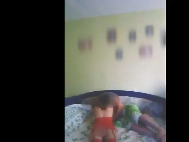heiße frau in rotem sexy outfit nimmt videobericht für cuckold-ehemann auf