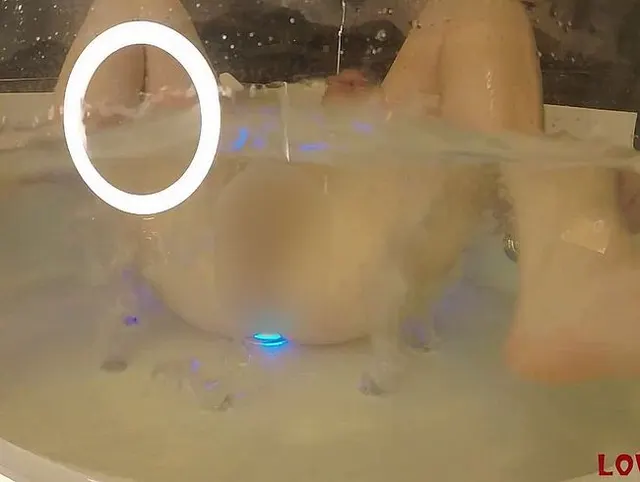Schön im Whirlpool die Muschi besprudeln lassen – es ist so schön.