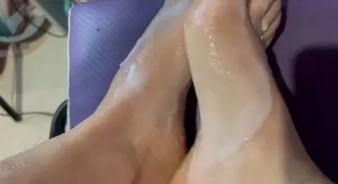 Mit heißem Sperma zwischen meinen Zehen spielen – glatter und unordentlicher Fußspaß"