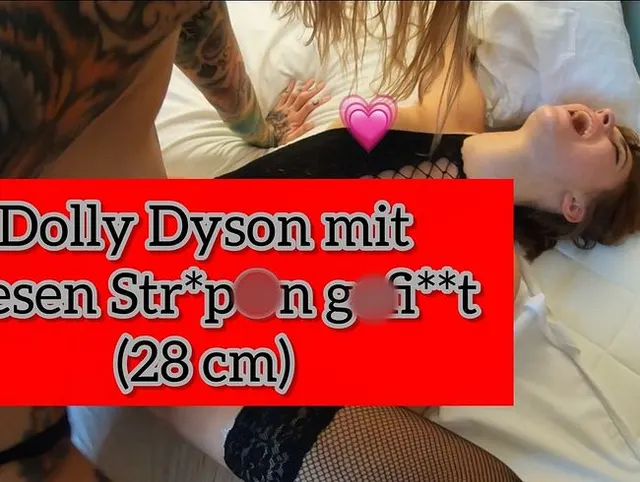 DOLLY DYSON MIT RIESEN STRAP ON GEFICKT (28CM)