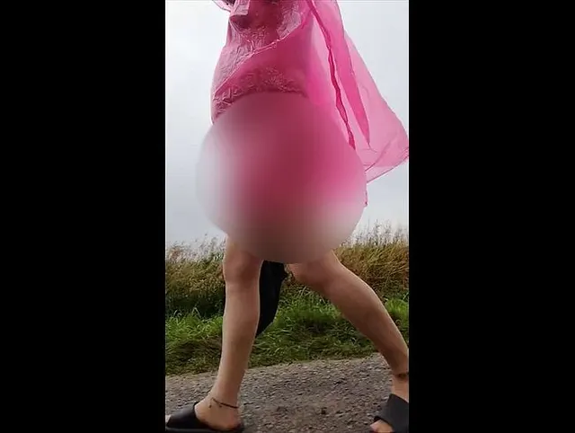 In Regencape, Strumpfhose und Latschen im Nieselregen