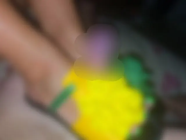 Stiefmutter in bunten Flip-Flops im Bett mit ihrem Stiefsohn