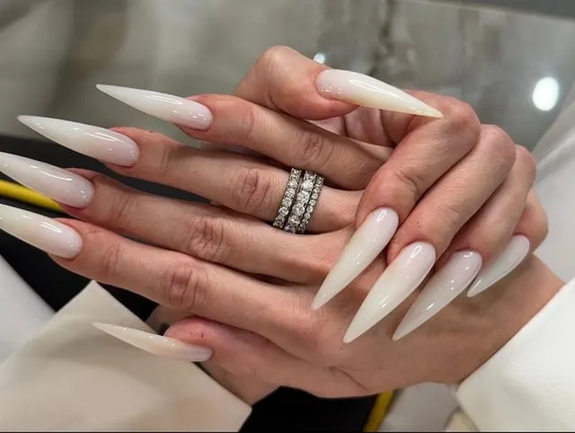 HEISSE WEISSE Farbe, lange Nägel, scharfe Krallen, lange Finger und Hände verehren