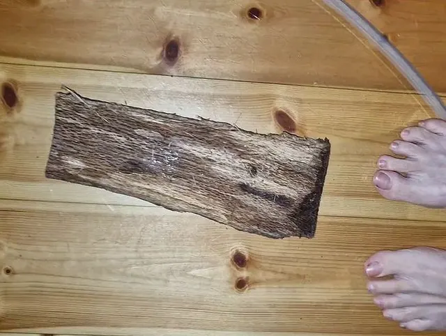Mit meinen Füßen Holz zertrampeln