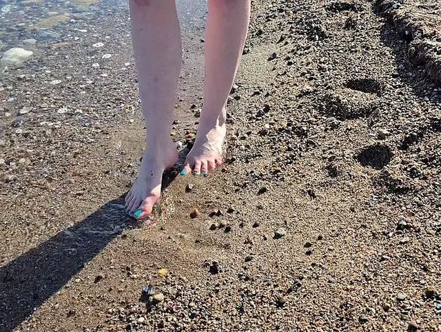 Feuchte Fußspiele am Strand - feuchter Sand und geile Füße