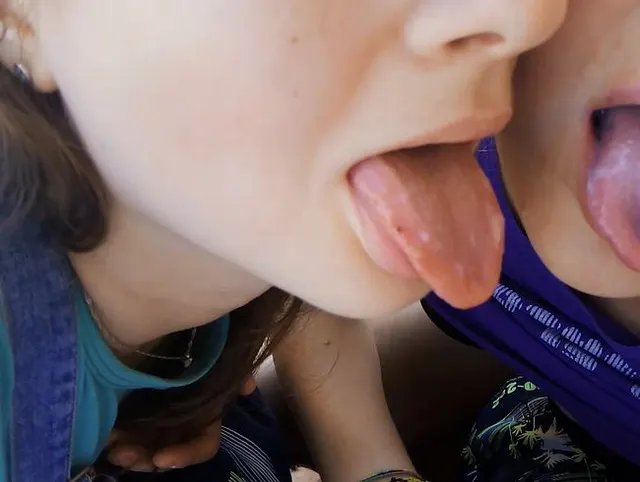 Ein Spaziergang in den Bergen wurde zu einem Blowjob mit zwei Mädchen