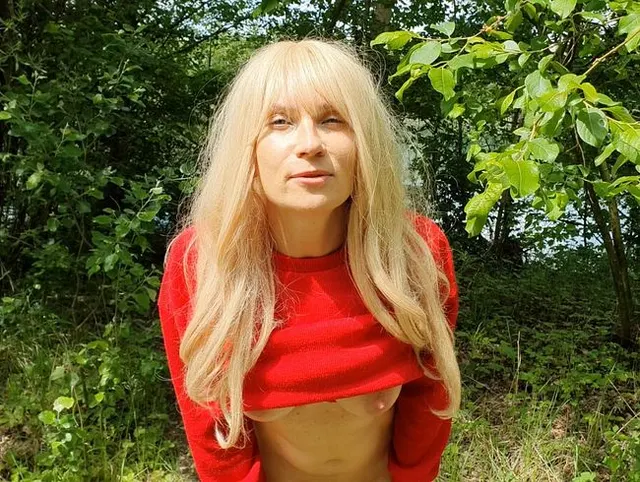 ERWISCHT! Wild Pissen im Wald endet mit Blowjob! MEGA STRAHL!!