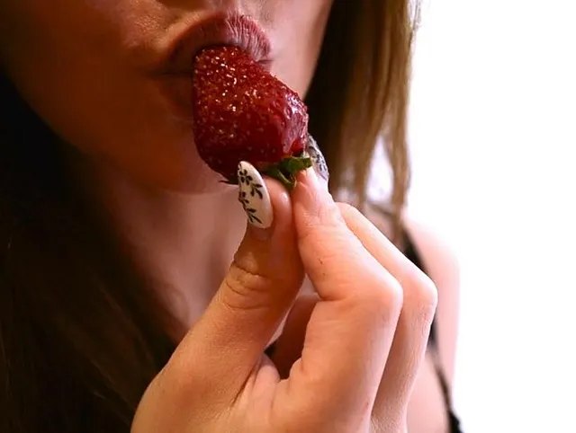 Mädchen mit Erdbeeren behandelt dann gefickt