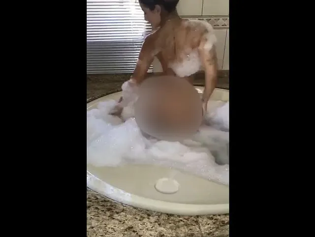 Teaser in der Badewanne, meine Titten und mein runder Arsch werden eingeseift.