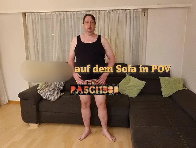 Orgasmus auf dem Sofa in POV