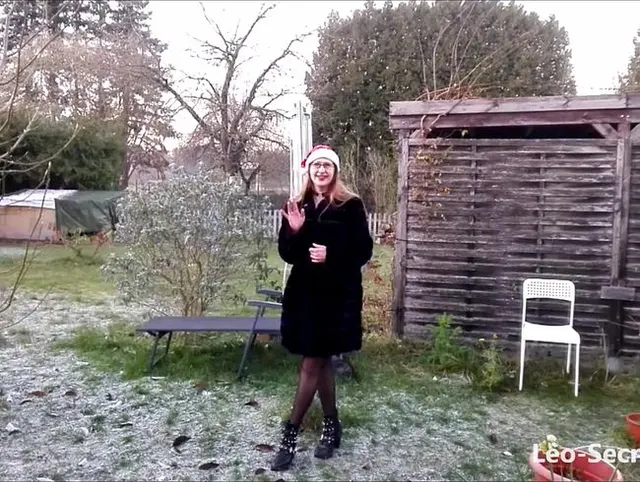 Heißer Outdoor-Strip zum Advent =) - Willst du wissen, was ich unter dem Mantel trage? ;p