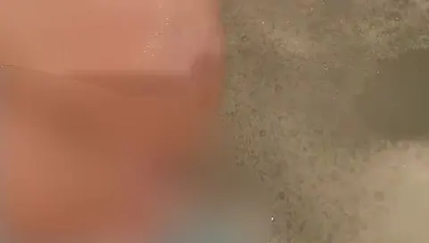 Möchtest du meine Intimrasur sehen, wie es in der Badewanne mache.