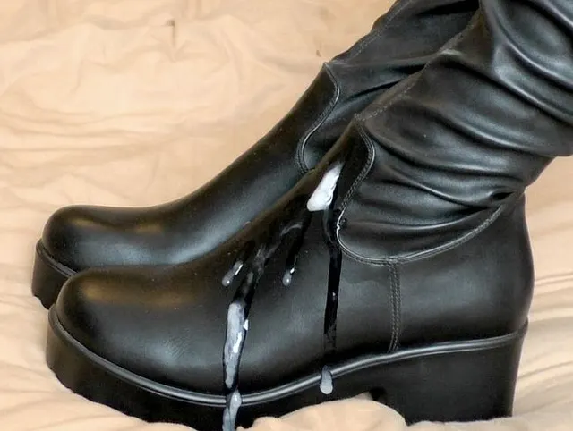 Stiefelfick und massiver Cumshot auf Stiefel.