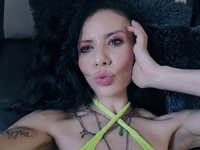 Natalie Carter, explizite Dildopenetration vor dem Schlafengehen