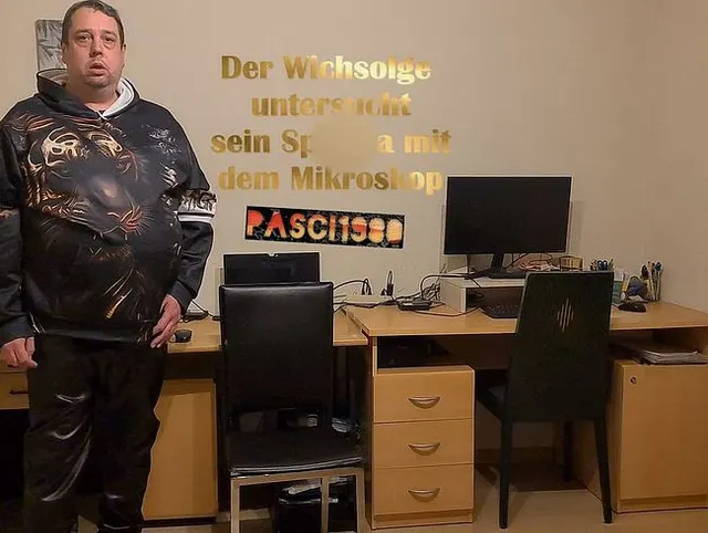 Der Wichsologe untersucht sein Sperma mit dem Mikroskop