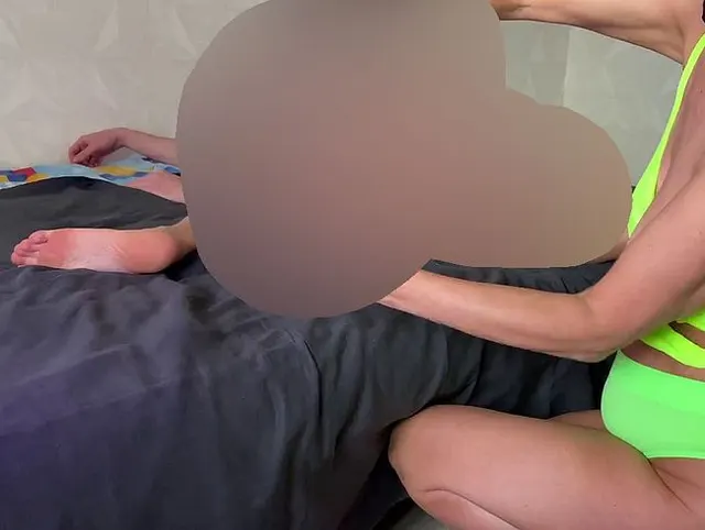 Reife Cougar-Stiefmutter kontrolliert Orgasmus, riesige Ladung, BDSM.