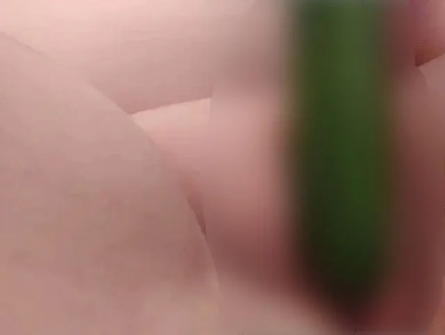 Gurke Teil 3: Fotzenfick mit Gurke und Vibrator an Kitzler